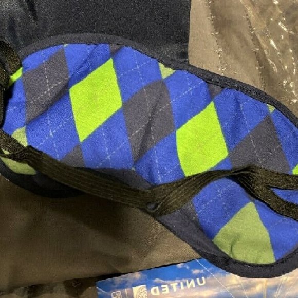 United Airlines 1st Class Amenities Flight Kit PGA Tour Golf Socks Tee L@@K >>> - Picture 3 of 6